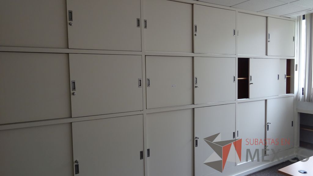 Lote 042 - Gabinete de madera empotrado color blanco con 18 puertas
