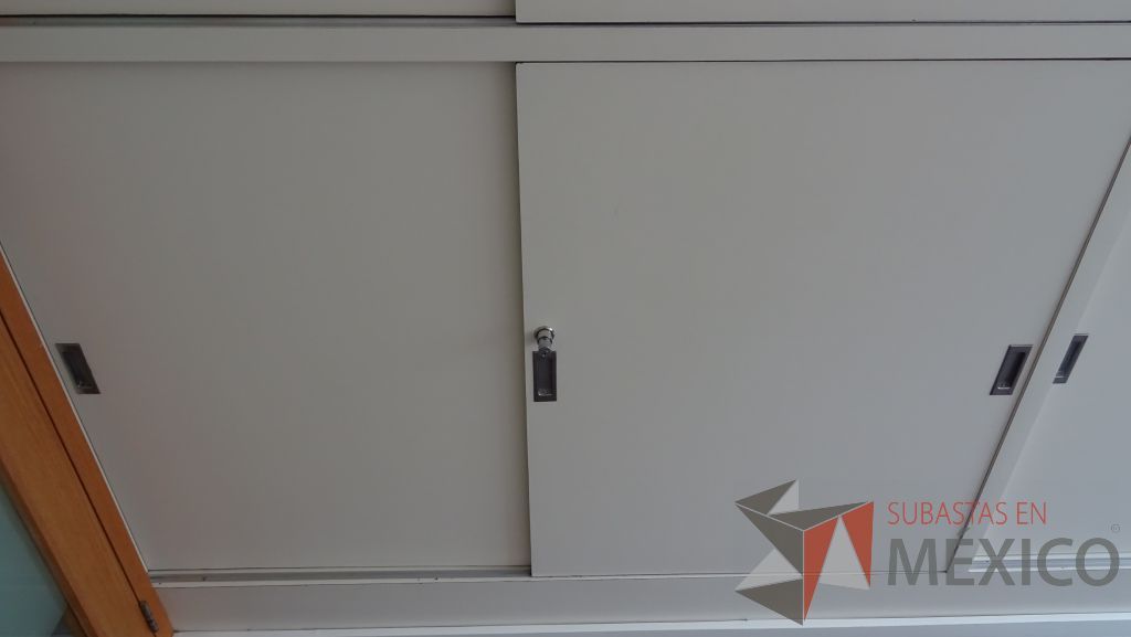 Lote 042 - Gabinete de madera empotrado color blanco con 18 puertas - Imagen 2