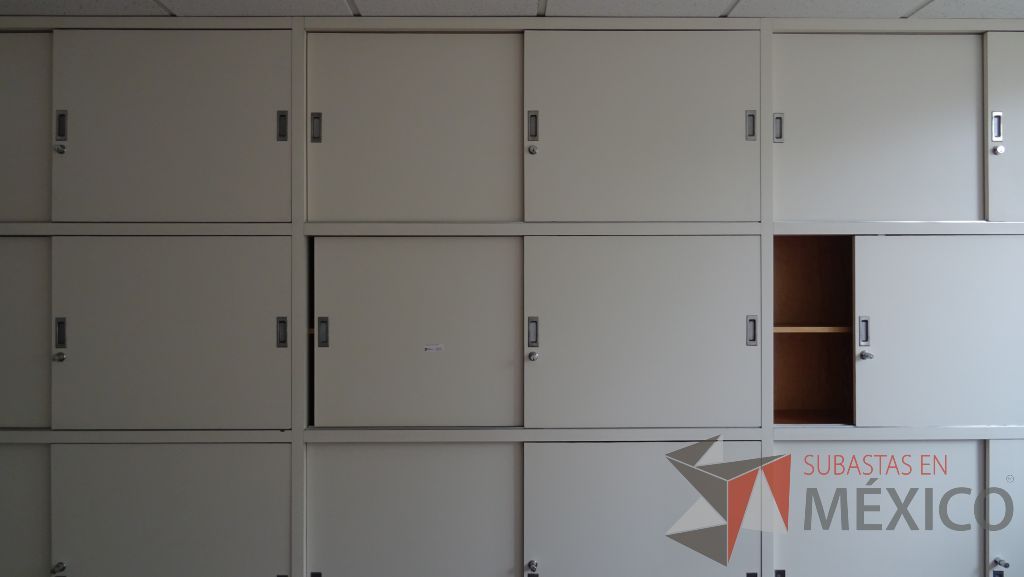 Lote 042 - Gabinete de madera empotrado color blanco con 18 puertas - Imagen 4
