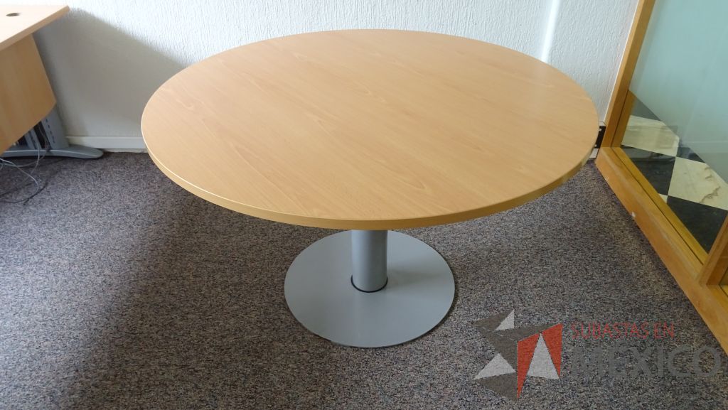 Lote 057 - Mesa de trabajo circular para 4 personas con cubierta de madera