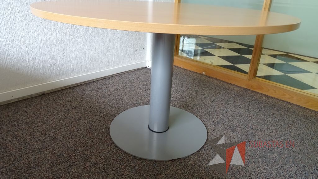 Lote 057 - Mesa de trabajo circular para 4 personas con cubierta de madera - Imagen 2
