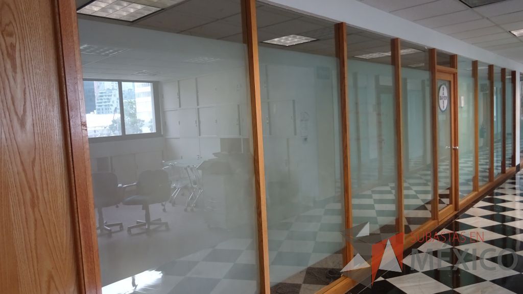 Lote 085 - Cancel de madera con 8 hojas de vidrio y una puerta de vidrio con marco de madera