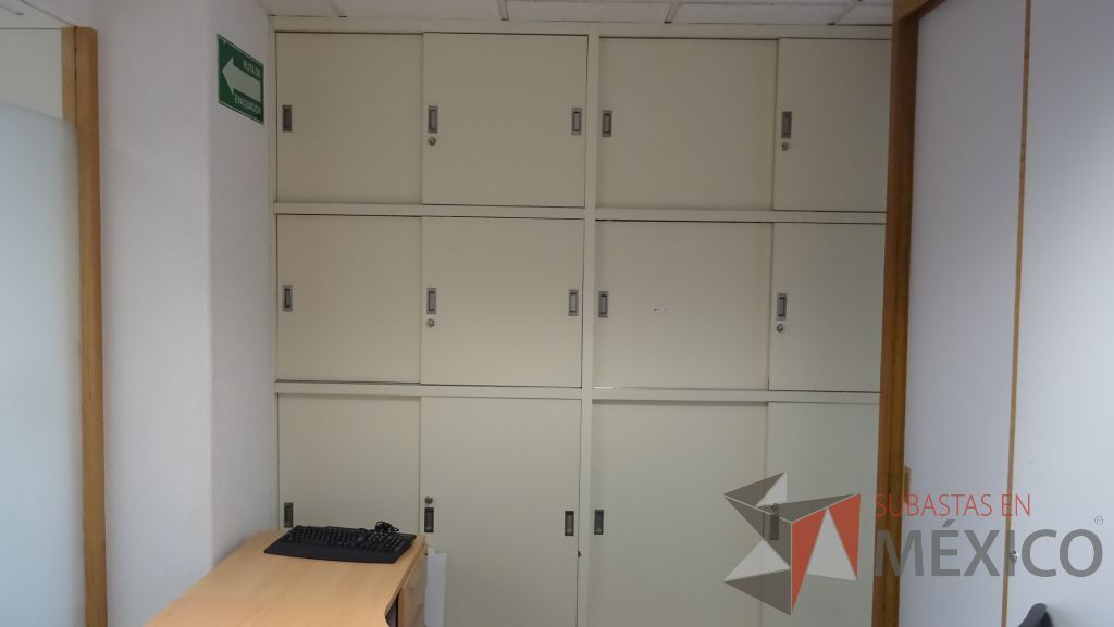 Lote 026 - Gabinete de madera empotrado color blanco con 12 puertas