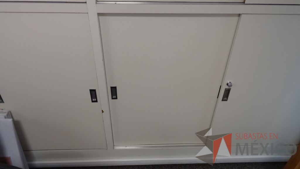 Lote 026 - Gabinete de madera empotrado color blanco con 12 puertas - Imagen 2