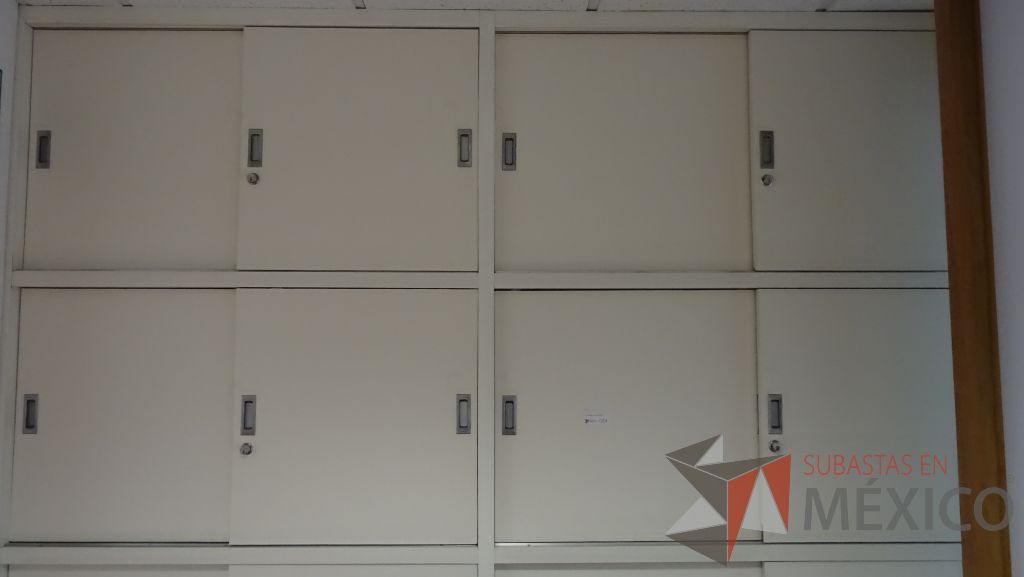 Lote 026 - Gabinete de madera empotrado color blanco con 12 puertas - Imagen 3