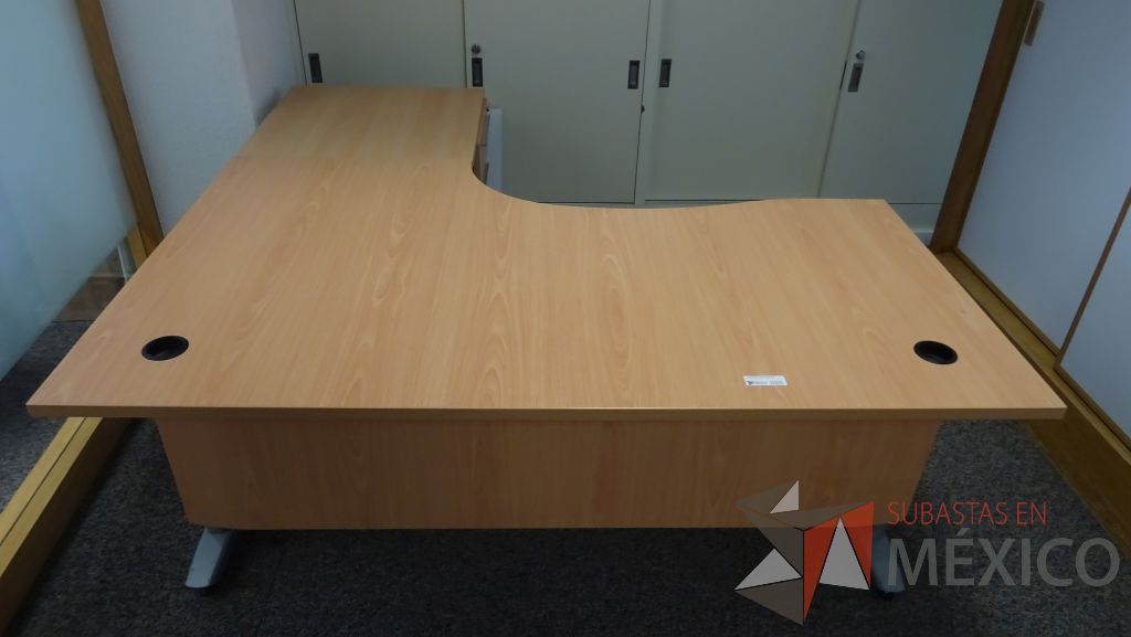 Lote 104 - Escritorio ejecutivo en escuadra con cubierta de madera, base metálica y archivero de 3 cajones - Imagen 2