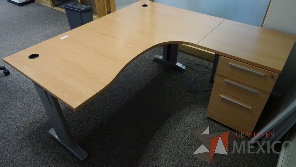 Lote 104 - Escritorio ejecutivo en escuadra con cubierta de madera, base metálica y archivero de 3 cajones
