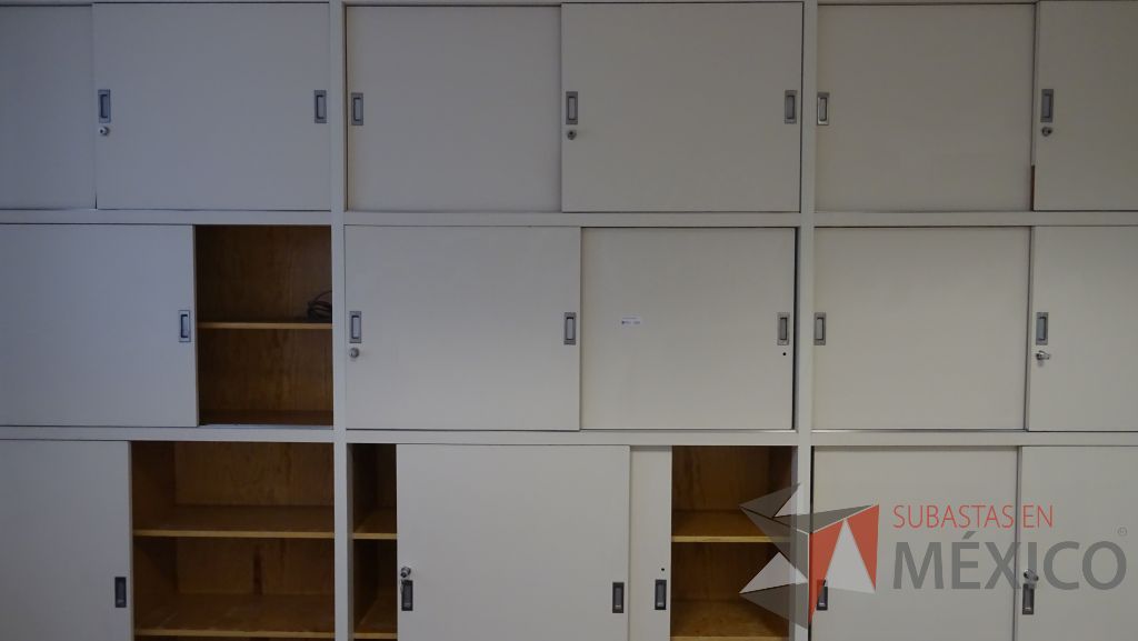 Lote 091 - Gabinete de madera empotrado color blanco con 18 puertas