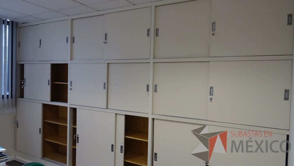 Lote 091 - Gabinete de madera empotrado color blanco con 18 puertas - Imagen 2