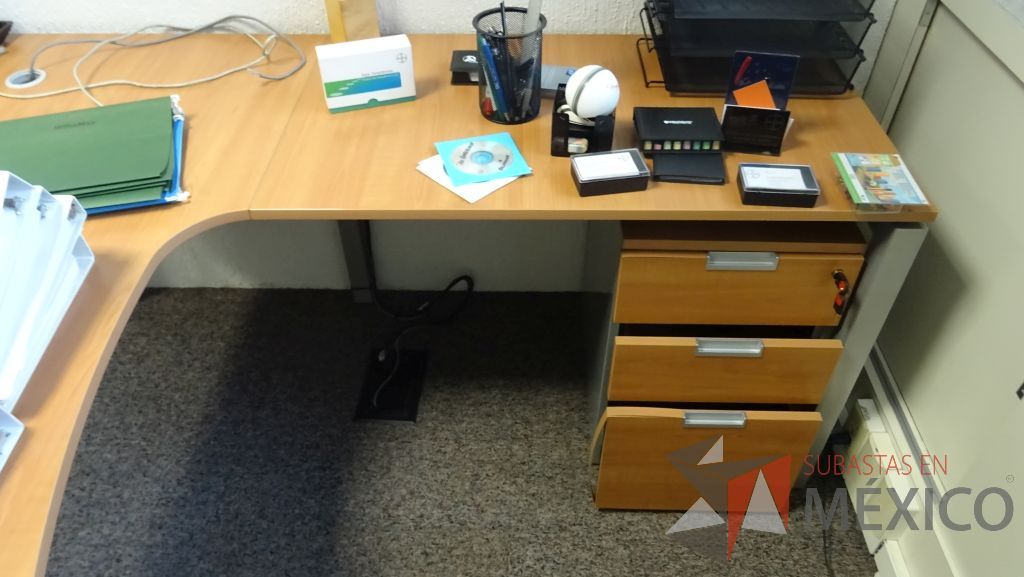 Lote 105 - Escritorio ejecutivo en escuadra con cubierta de madera, base metálica y archivero de 3 cajones - Imagen 3