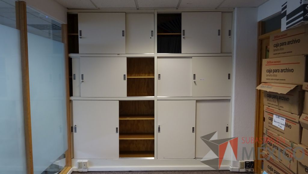 Lote 027 - Gabinete de madera empotrado color blanco con 12 puertas