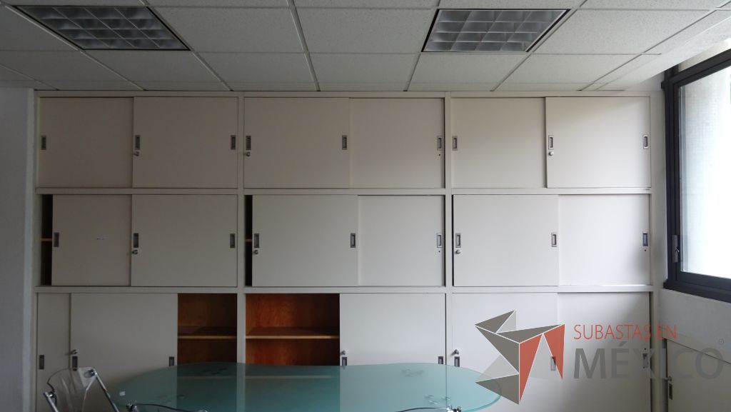 Lote 092 - Gabinete de madera empotrado color blanco con 18 puertas