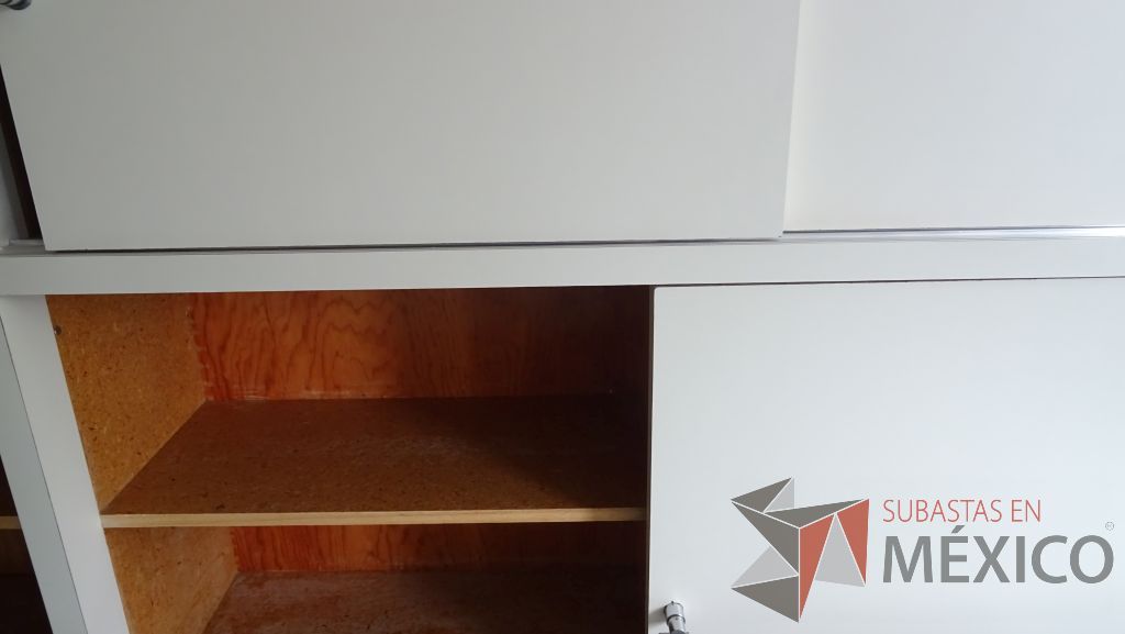 Lote 092 - Gabinete de madera empotrado color blanco con 18 puertas - Imagen 2