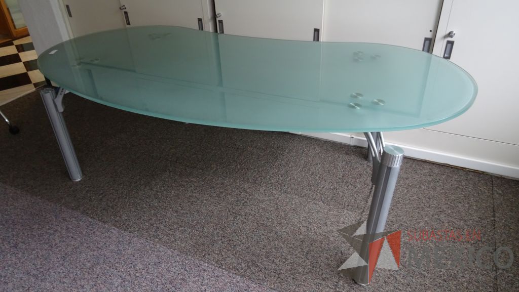 Lote 021 - Mesa de juntas para 6 personas con base de metal y cubierta de vidrio - Imagen 3