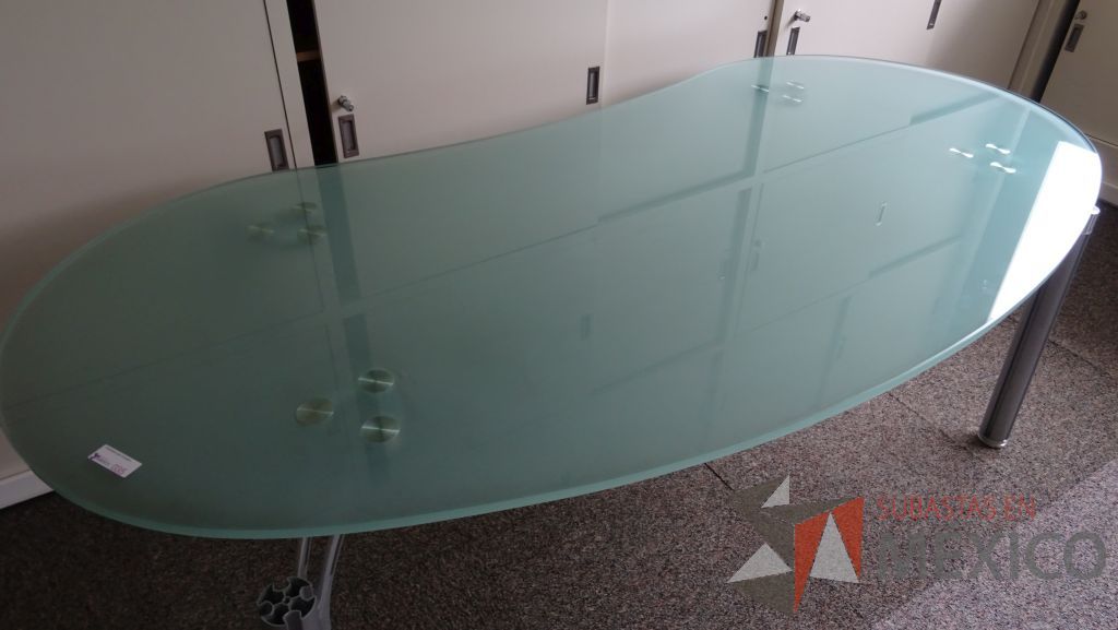 Lote 021 - Mesa de juntas para 6 personas con base de metal y cubierta de vidrio - Imagen 4