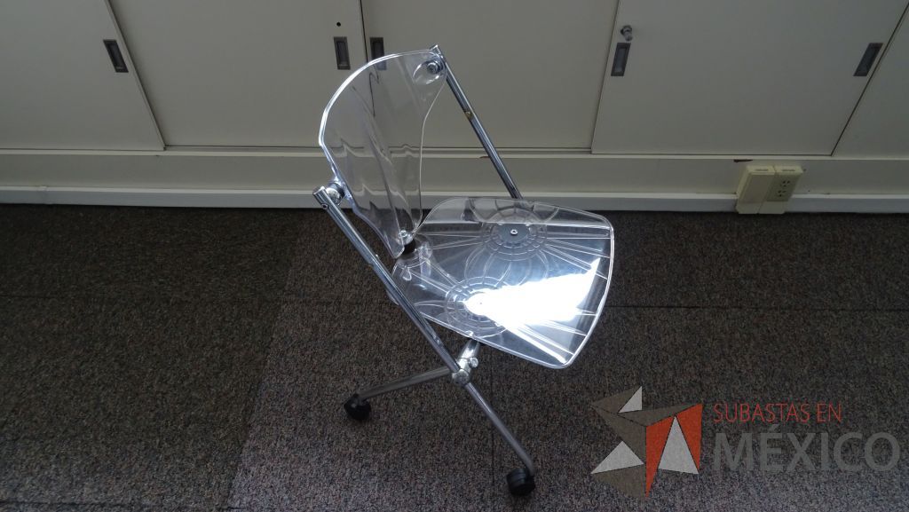 Lote 020 - 6 Sillas de descanso con respaldo y asiento de plástico transparente con ruedas sin descansabrazos