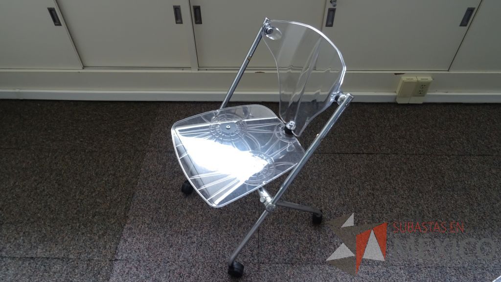 Lote 020 - 6 Sillas de descanso con respaldo y asiento de plástico transparente con ruedas sin descansabrazos - Imagen 3