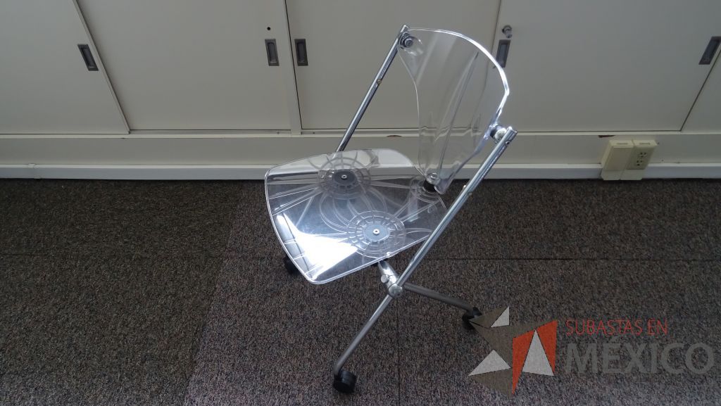 Lote 020 - 6 Sillas de descanso con respaldo y asiento de plástico transparente con ruedas sin descansabrazos - Imagen 5