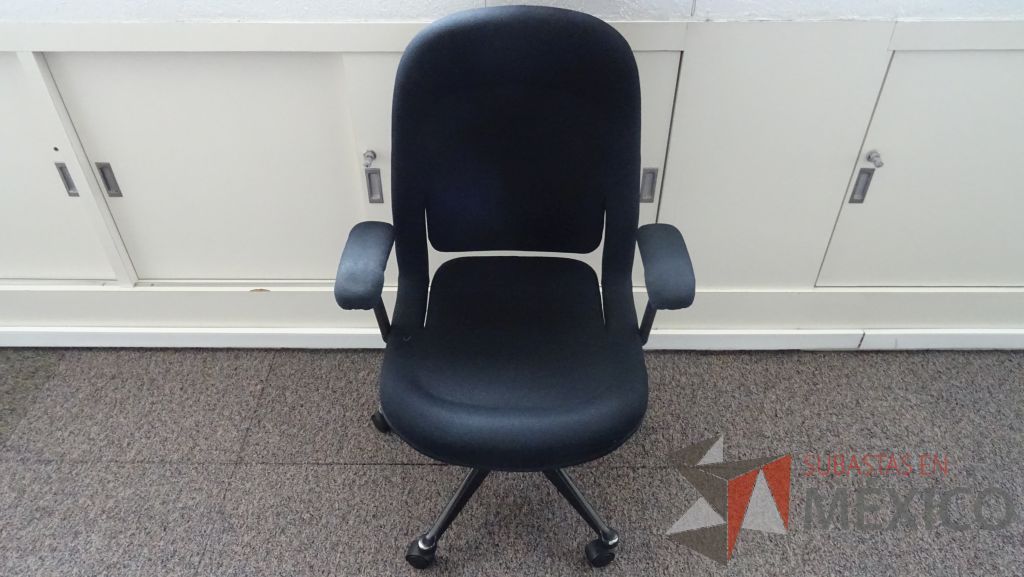 Lote 071 - 4 Sillas operativa en tela color negro con descansabrazos y ruedas marca Herman Miller