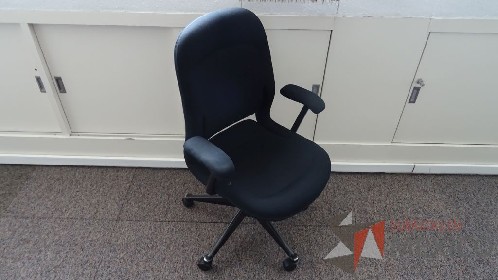 Lote 071 - 4 Sillas operativa en tela color negro con descansabrazos y ruedas marca Herman Miller - Imagen 2