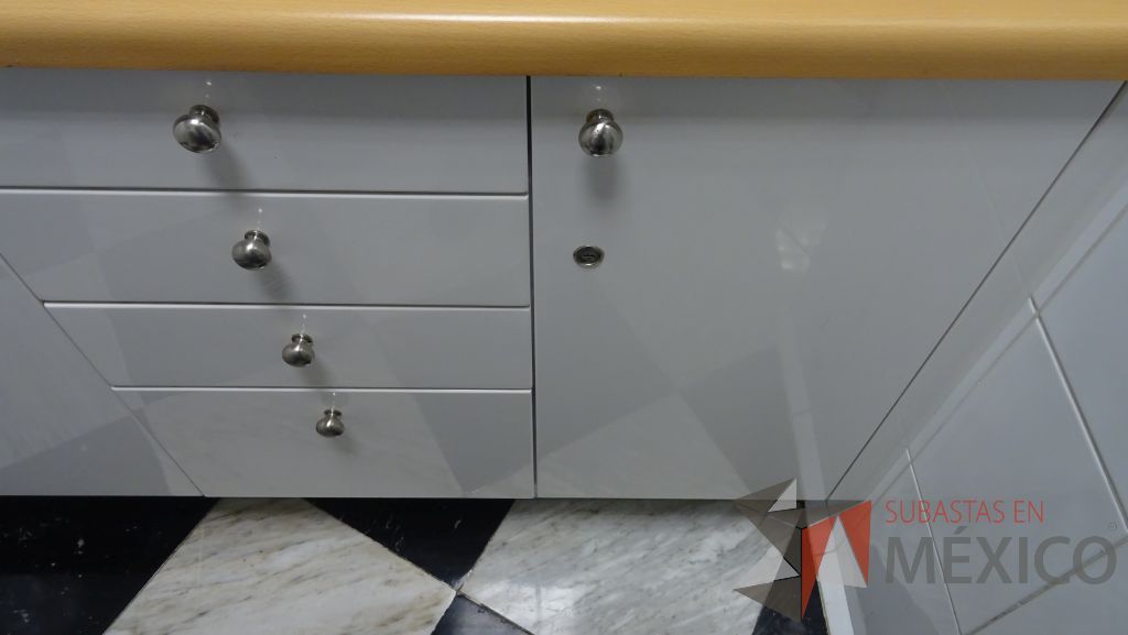 Lote 055 - Cocineta de madera con tarja color blanco con 6 puertas y 4 cajones marca Quetzal - Imagen 3