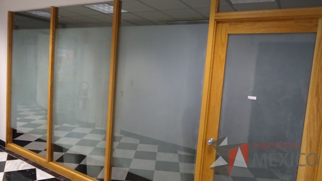Lote 012 - Cancel de madera con 3 hojas de vidrio y una puerta de vidrio con marco de madera