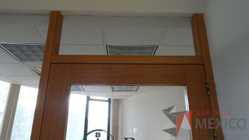 Lote 079 - Cancel de madera con 2 hojas de vidrio para ventana y una puerta de vidrio con marco de madera - Imagen 3