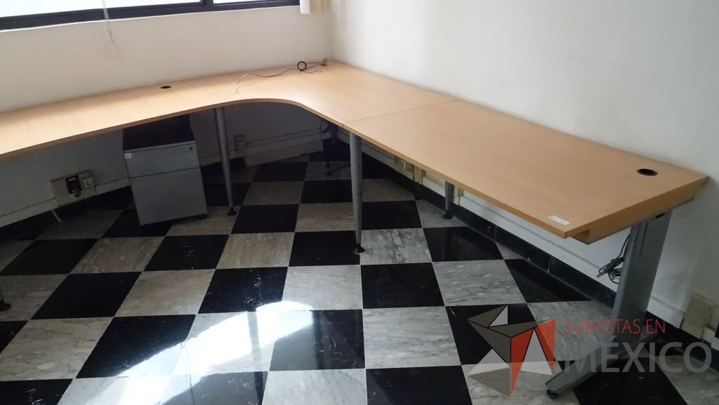 Lote 037 - Estaciónf de trabajo en escuadra para 4 personas con cubierta de madera y patas metálicas
