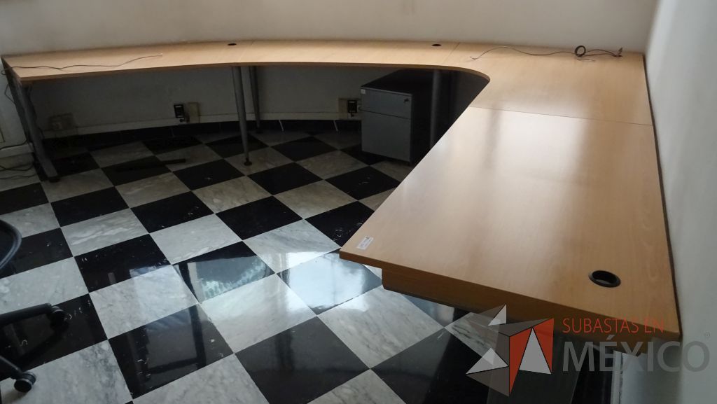Lote 037 - Estaciónf de trabajo en escuadra para 4 personas con cubierta de madera y patas metálicas - Imagen 2