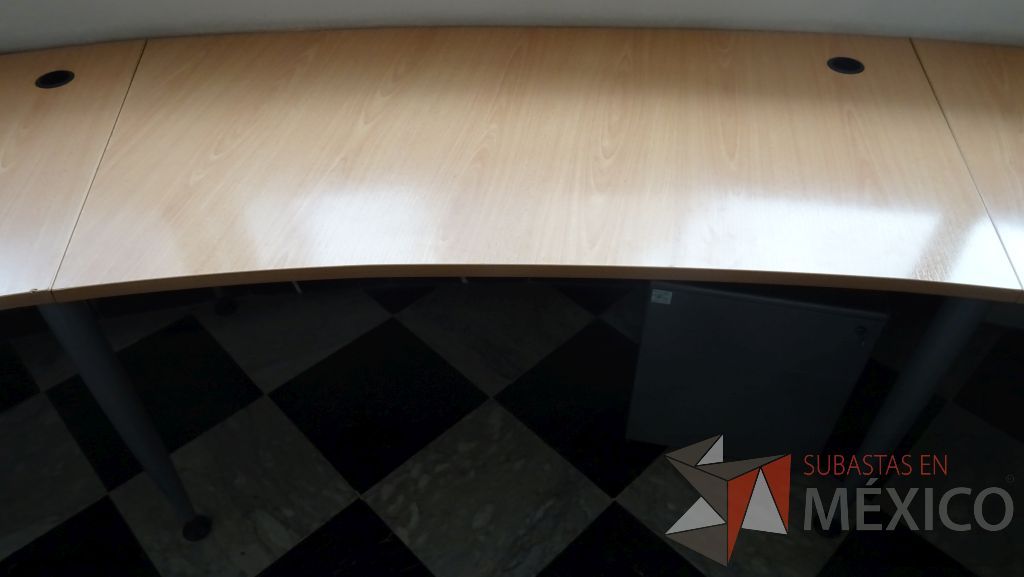 Lote 037 - Estaciónf de trabajo en escuadra para 4 personas con cubierta de madera y patas metálicas - Imagen 3
