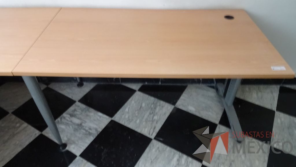 Lote 037 - Estaciónf de trabajo en escuadra para 4 personas con cubierta de madera y patas metálicas - Imagen 4