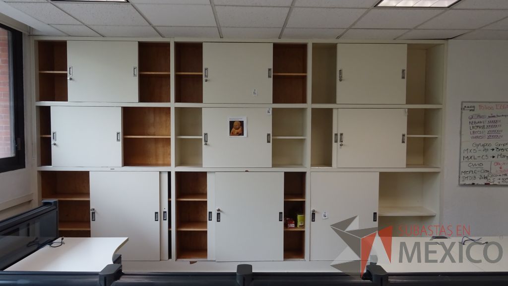 Lote 093 - Gabinete de madera empotrado color blanco con 18 puertas - Imagen 3