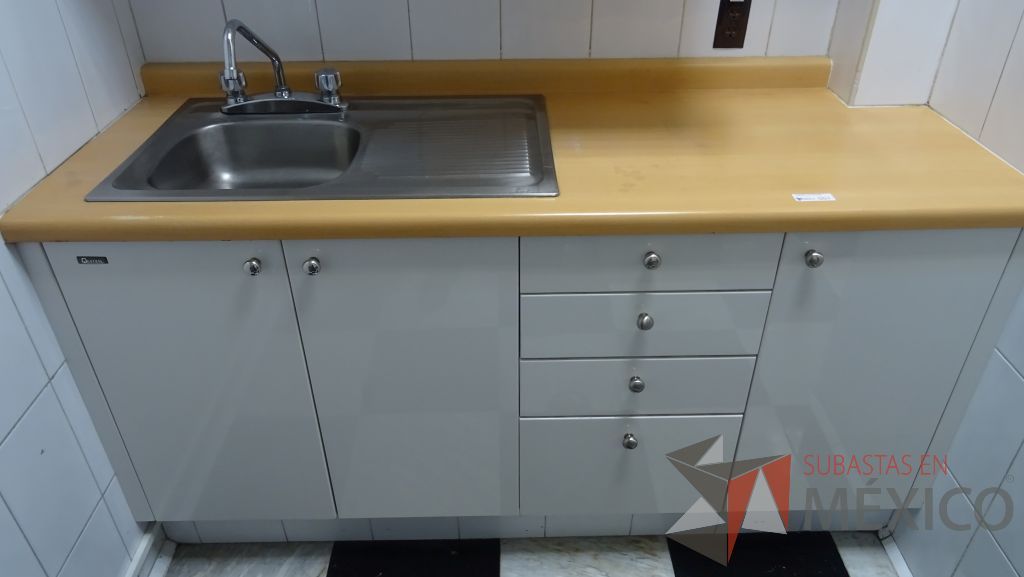 Lote 010 - Cocineta de madera con tarja color blanco con 6 puertas y 4 cajones marca Quetzal - Imagen 2