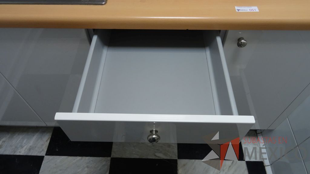 Lote 010 - Cocineta de madera con tarja color blanco con 6 puertas y 4 cajones marca Quetzal - Imagen 4