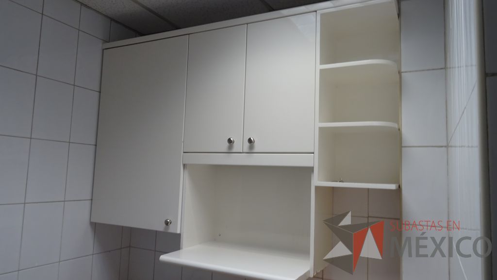 Lote 010 - Cocineta de madera con tarja color blanco con 6 puertas y 4 cajones marca Quetzal