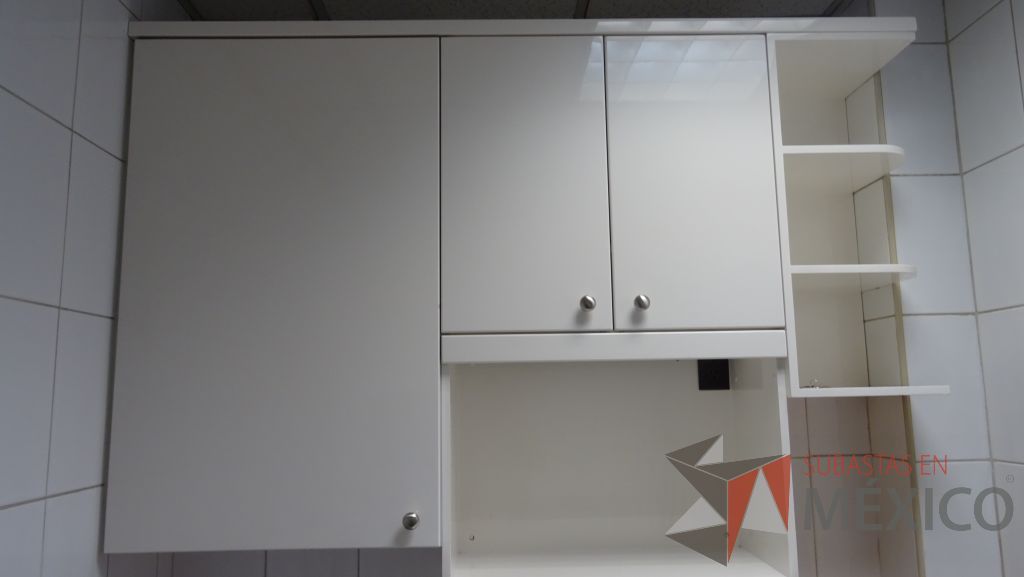 Lote 010 - Cocineta de madera con tarja color blanco con 6 puertas y 4 cajones marca Quetzal - Imagen 5