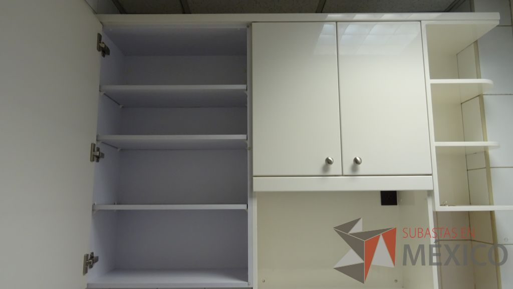 Lote 010 - Cocineta de madera con tarja color blanco con 6 puertas y 4 cajones marca Quetzal - Imagen 6