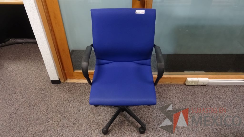 Lote 067 - 10 Sillas de operativa sen tela color azul con descansabrazos y ruedas marca Steel case