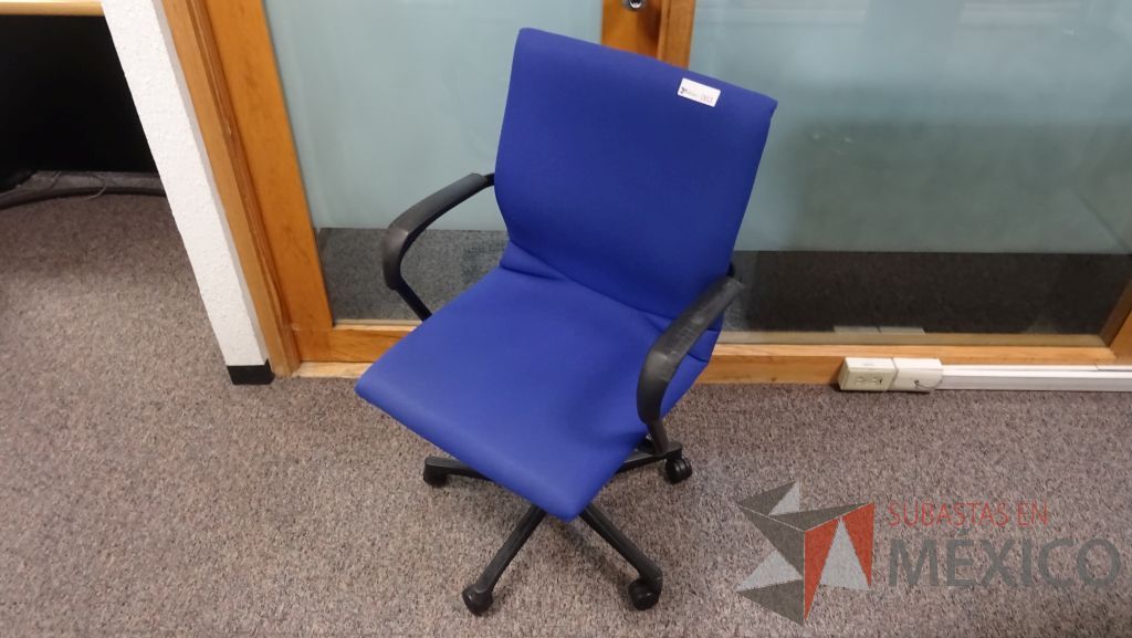 Lote 067 - 10 Sillas de operativa sen tela color azul con descansabrazos y ruedas marca Steel case - Imagen 3