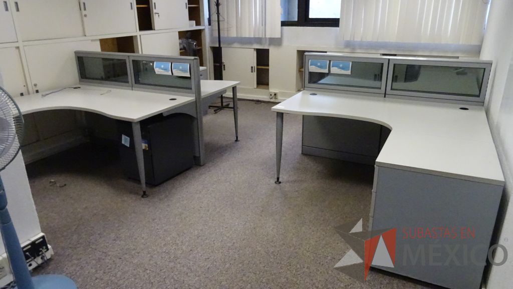 Lote 073 - Estación de trabajo para 2 personas con cubierta color blanco, separación de mampara de vidrio y un archivero de 3 cajones por lugar - Imagen 2