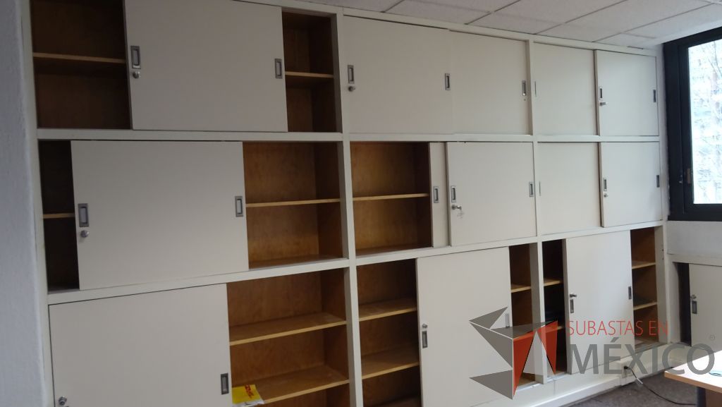 Lote 040 - 2 Gabinetes de madera empotrado color blanco con 12 puertas