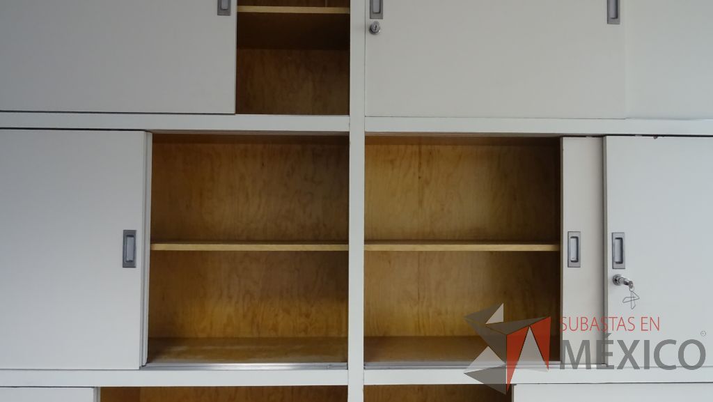 Lote 040 - 2 Gabinetes de madera empotrado color blanco con 12 puertas - Imagen 2