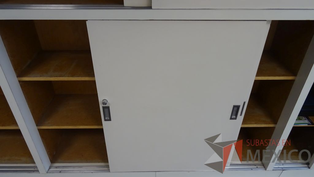 Lote 040 - 2 Gabinetes de madera empotrado color blanco con 12 puertas - Imagen 3