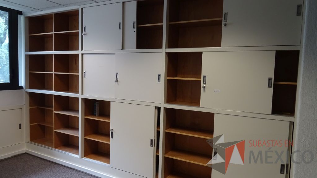 Lote 040 - 2 Gabinetes de madera empotrado color blanco con 12 puertas - Imagen 4