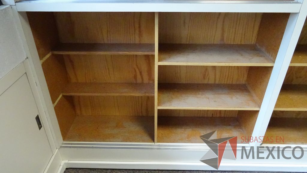 Lote 040 - 2 Gabinetes de madera empotrado color blanco con 12 puertas - Imagen 5