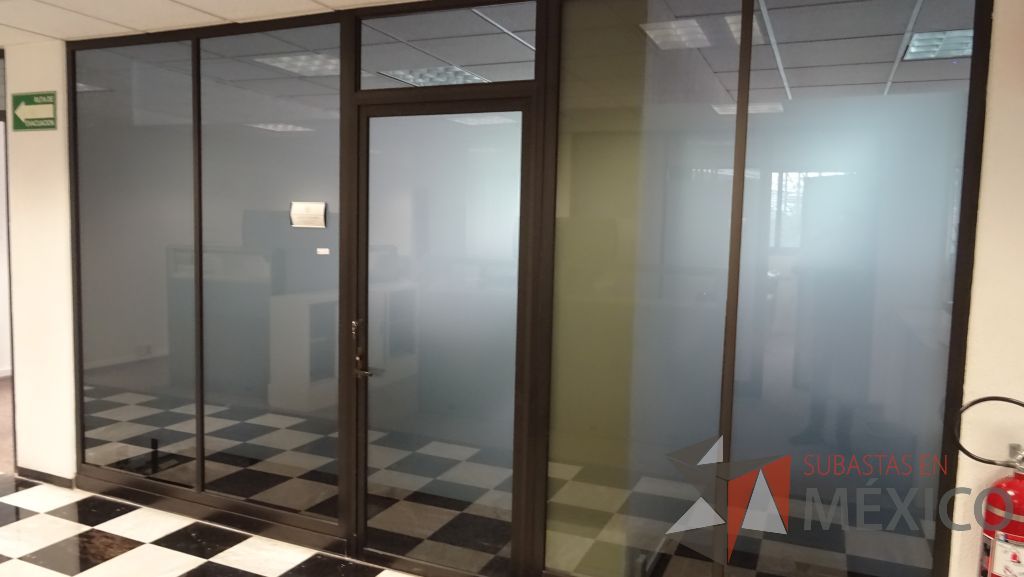 Lote 030 - Cancel de aluminio con 4 hojas de vidrio y una puerta de vidrio con marco de aluminio