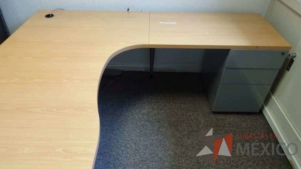 Lote 109 - Escritorio ejecutivo en escuadra con cubierta de madera, base metálica y archivero de 3 cajones - Imagen 2