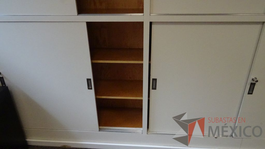 Lote 041 - Gabinete de madera empotrado color blanco con 15 puertas - Imagen 3