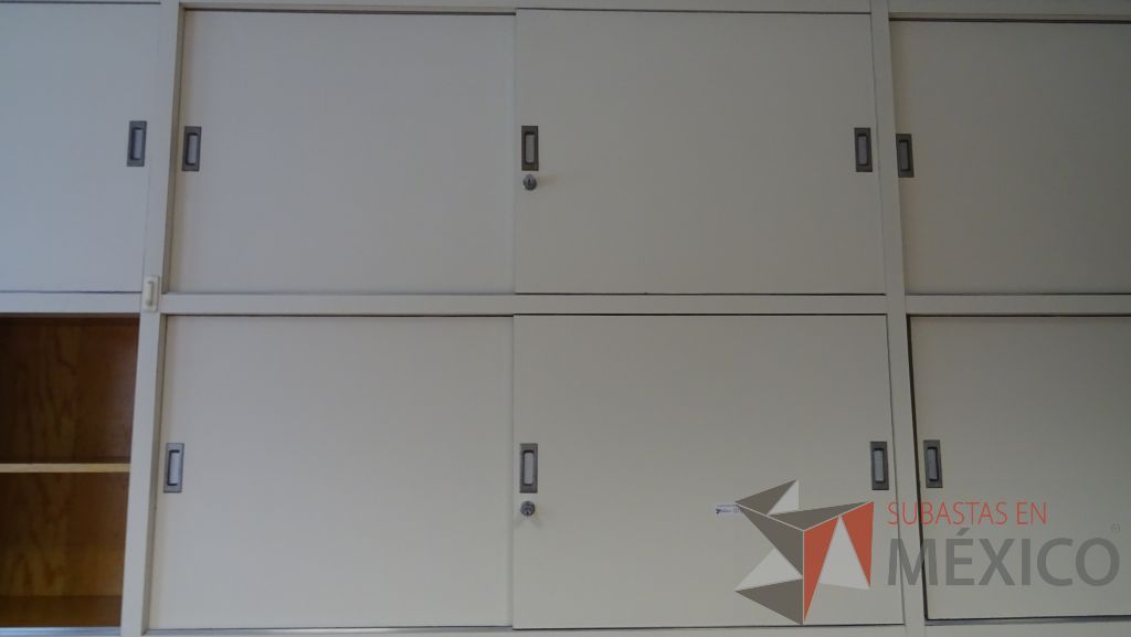 Lote 041 - Gabinete de madera empotrado color blanco con 15 puertas