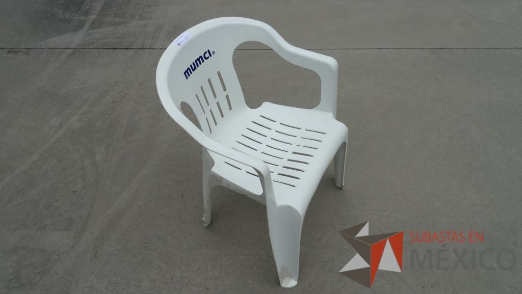 Lote 015 - 105 Sillas fijas de plástico color blanco con descansabrazos - Imagen 2